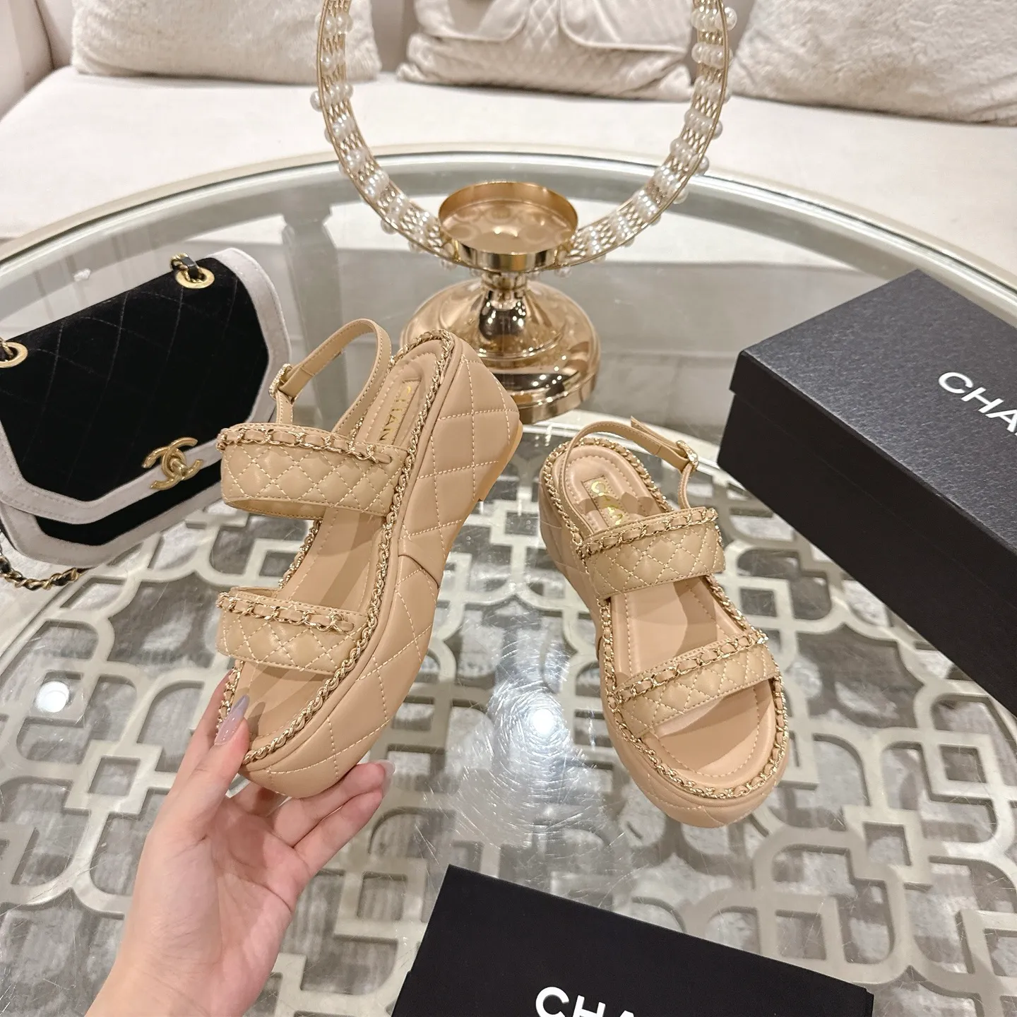 👟👟Ex-factory price 600👟👟 𝐂𝐇𝐀𝐍𝐄𝐋 | Xiaoxiang 25𝐬𝐬 🦋2025 Spring and Summer New Products Counter Classic Xiaoxiang Double C Diamond Chain Slippers Series New〰 🍬 The absolute best in the BS fashion circle. Matching will perform meticulously Minimalist, classic elements that will never fade away 💋 Show unique dressing style, too beautiful to say anything. A must-have for summer... Upper: Original high-customized lambskin Lining: Imported mixed sheepskin lining Outsole: Original molded non-slip outsole Shoe size: 35-39 (34.40.41.42 customization is not returnable)